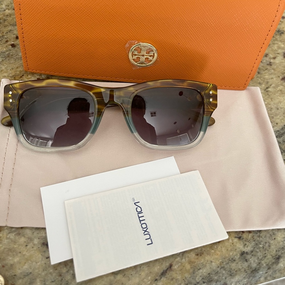 New Tory Burch 50mm rectangle sunglasses - Picture 3 of 6